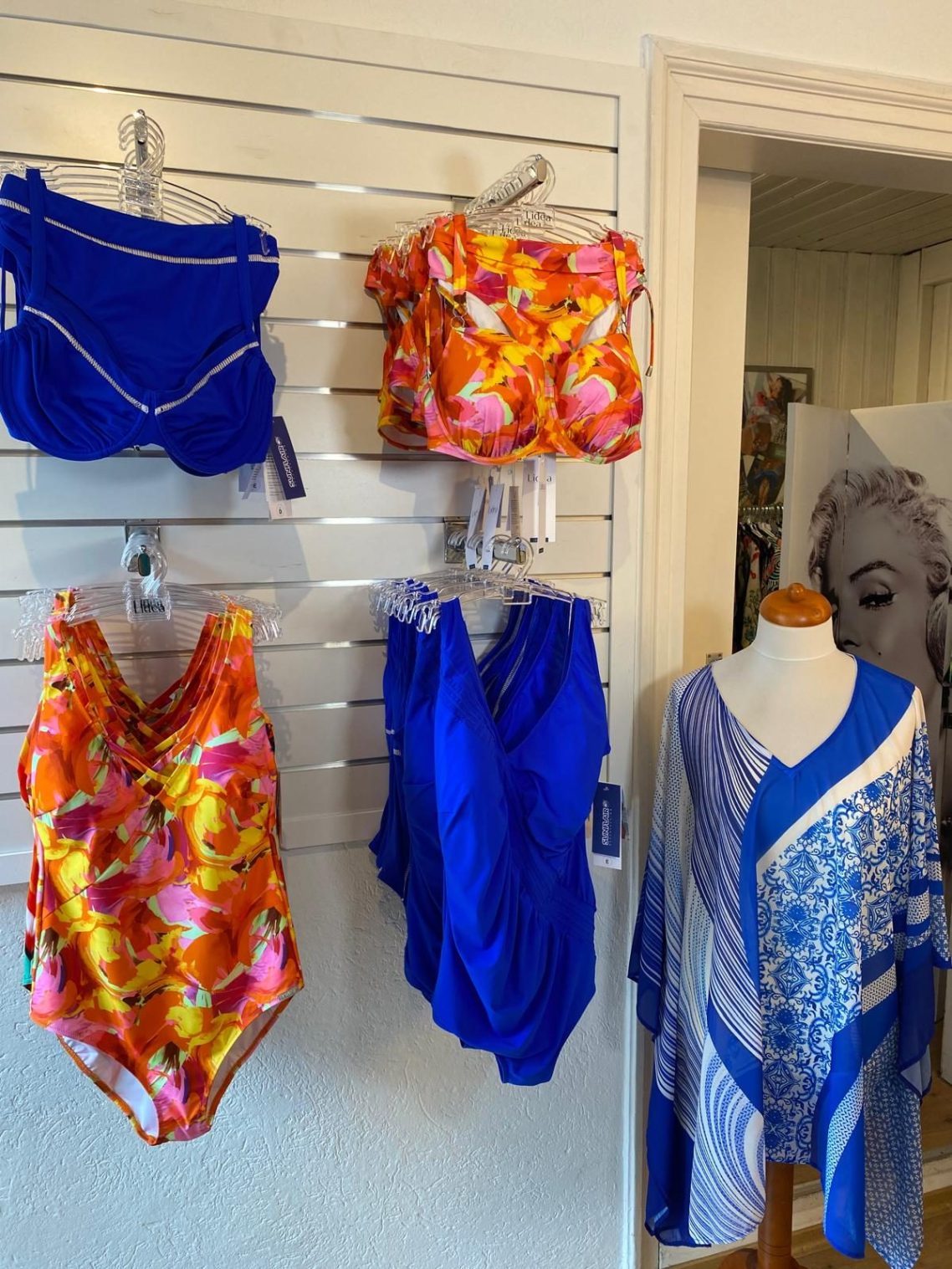 Bunte Badeanzüge in verschiedenen Stilen und Farben bei Madame Dessous in Aichach